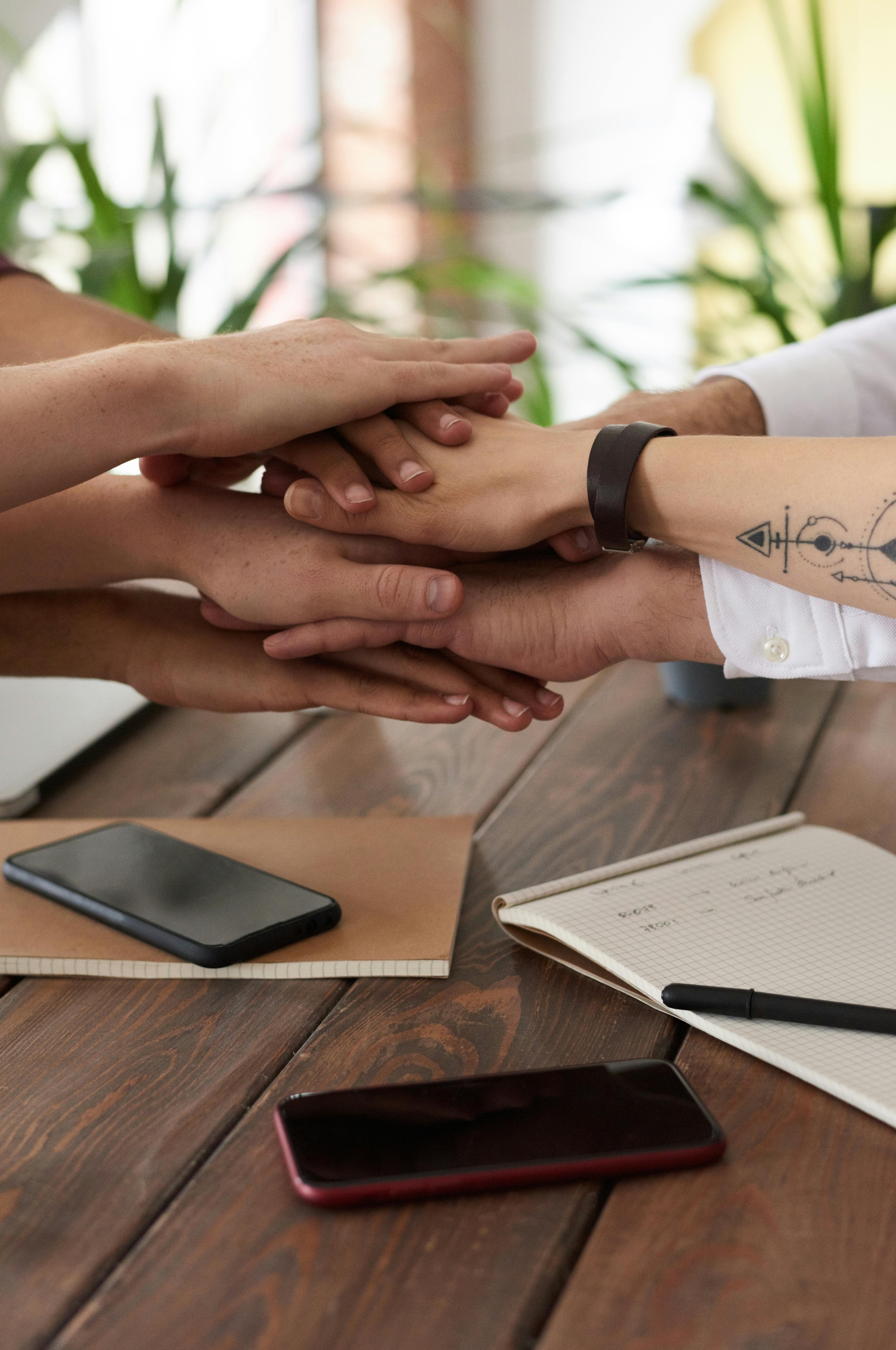 团队成员在讨论社交媒体策略，体现社交凭证的重要性