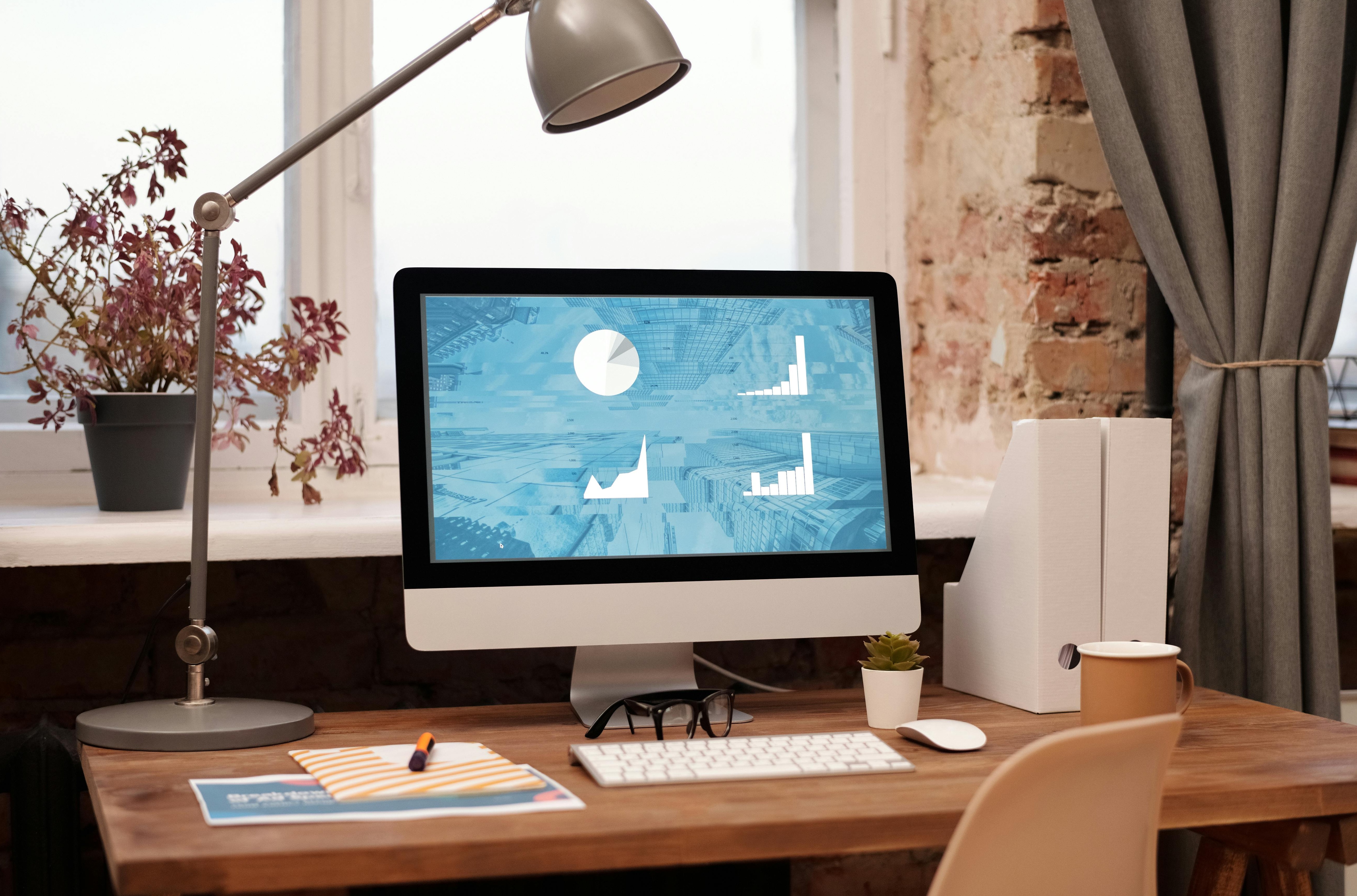 一个团队看着屏幕上的增长图表庆祝成功