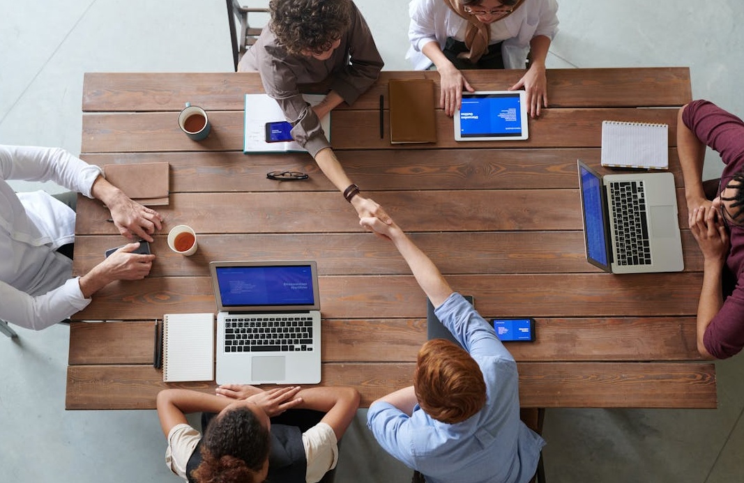 一群多元化、积极参与的人,象征着优质粉丝