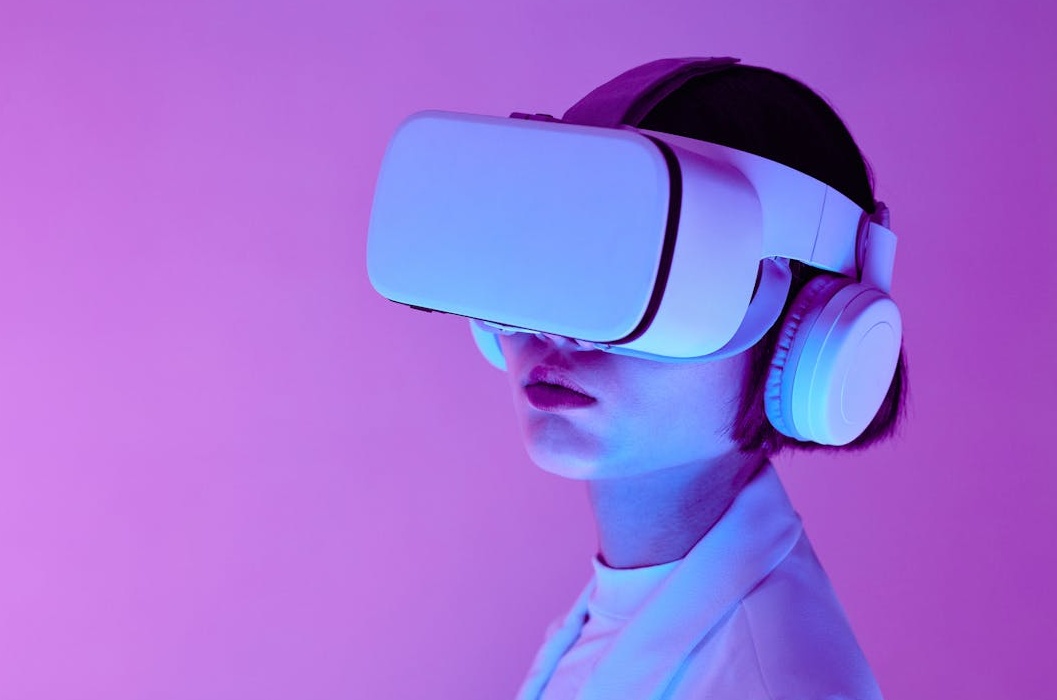 充满未来感的数字界面和数据流,代表2025年及以后的营销趋势