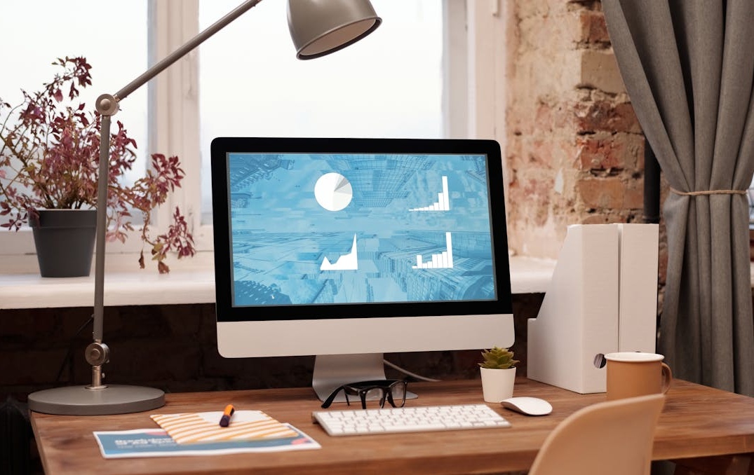 描绘2025年社交媒体营销战略的白板