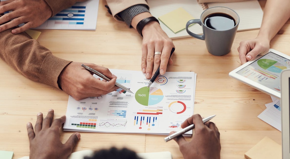 一个团队正在分析Instagram的数据报告和增长策略