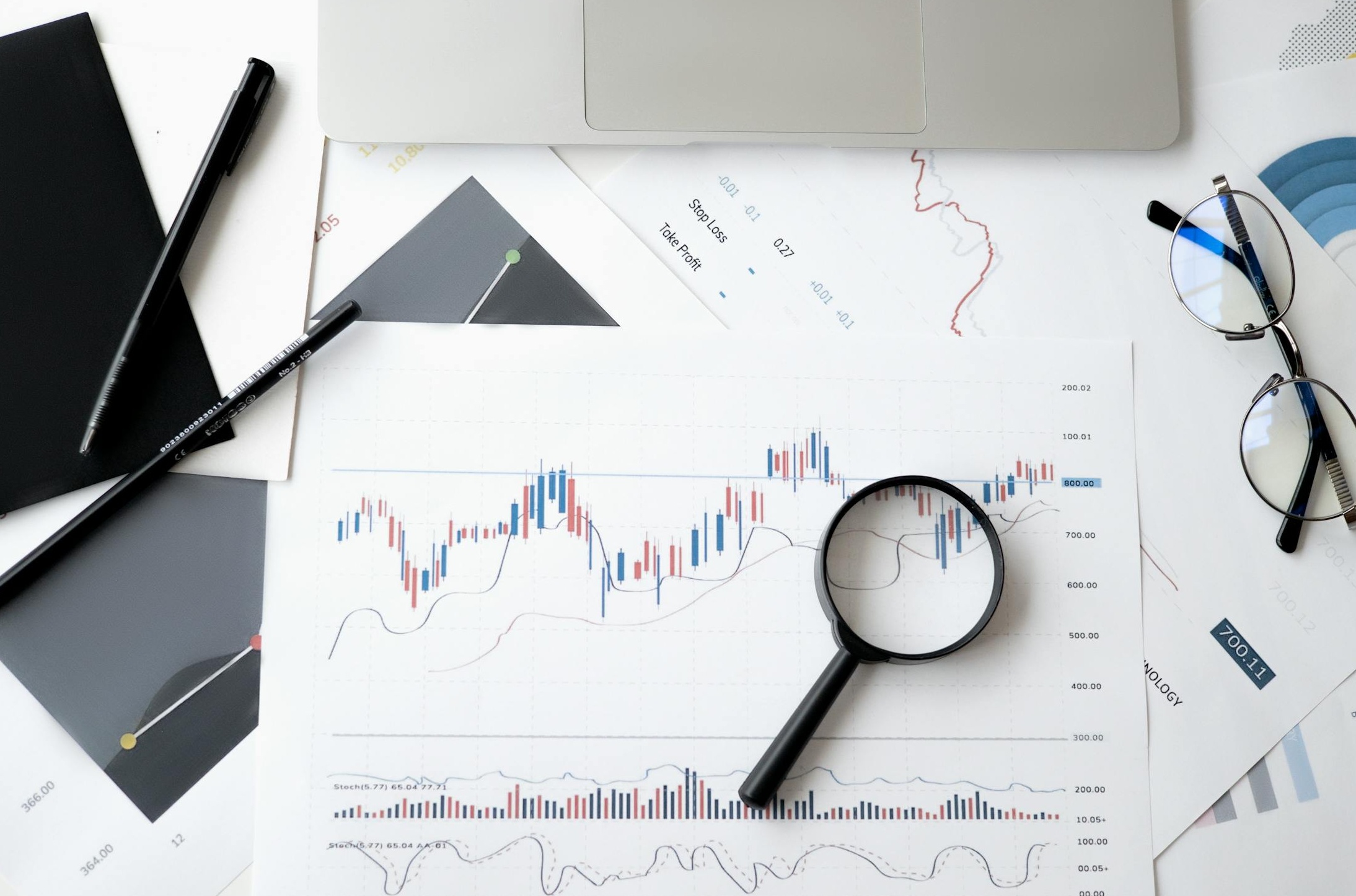 一个展示数据急剧上升后趋于稳定有机增长的分析图表，象征通过买YouTube浏览量启动增长