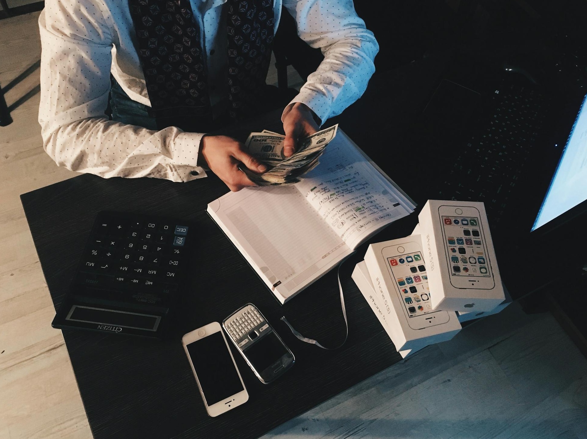 一个分岔路口的指示牌，象征着买YouTube浏览量时需要做出正确的战略选择