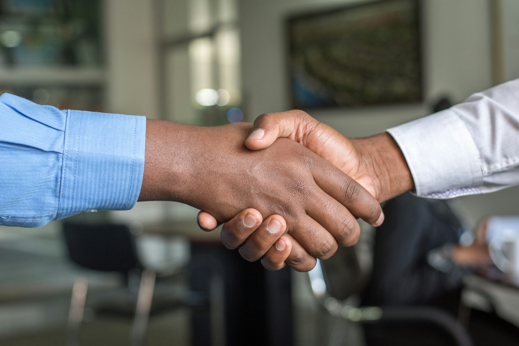 团队协作讨论营销策略的场景，强调了刷Twitter评论是整体计划的一部分