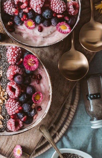 一部智能手机屏幕上展示着2025年最新版的TikTok应用界面，象征着数字内容创作的机遇与挑战