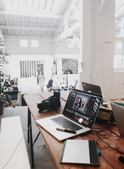 表示社交媒体增长的上升箭头图表