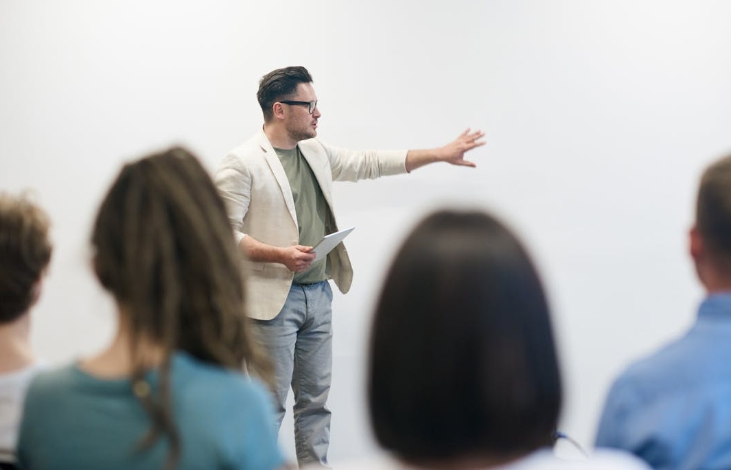 团队在电脑前进行战略规划和选择