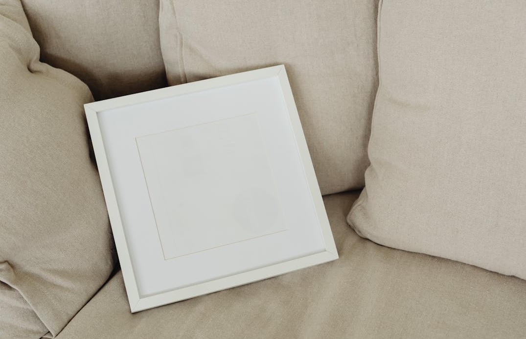 一个人在手机上浏览TikTok界面，展示了社交媒体的吸引力