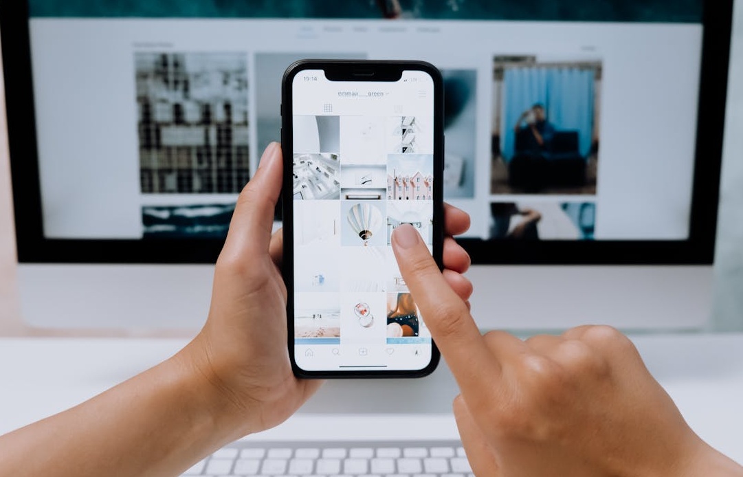 数据分析图表和增长曲线，象征着TikTok账号的快速成长