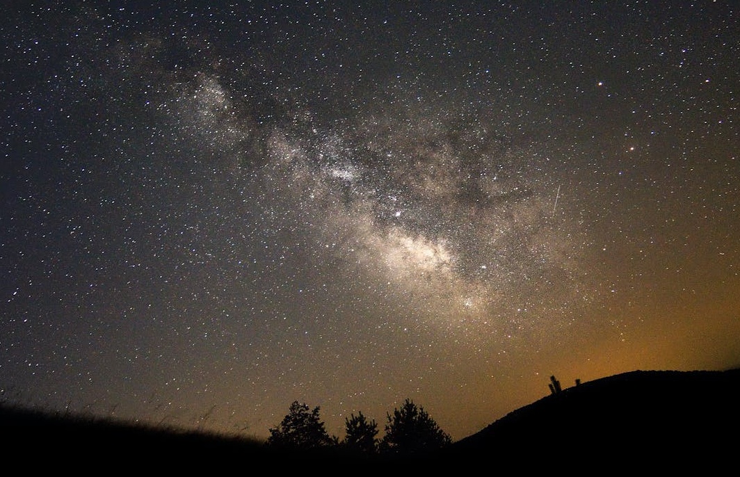 数据图表显示正面评论数量与业务增长之间的正相关关系