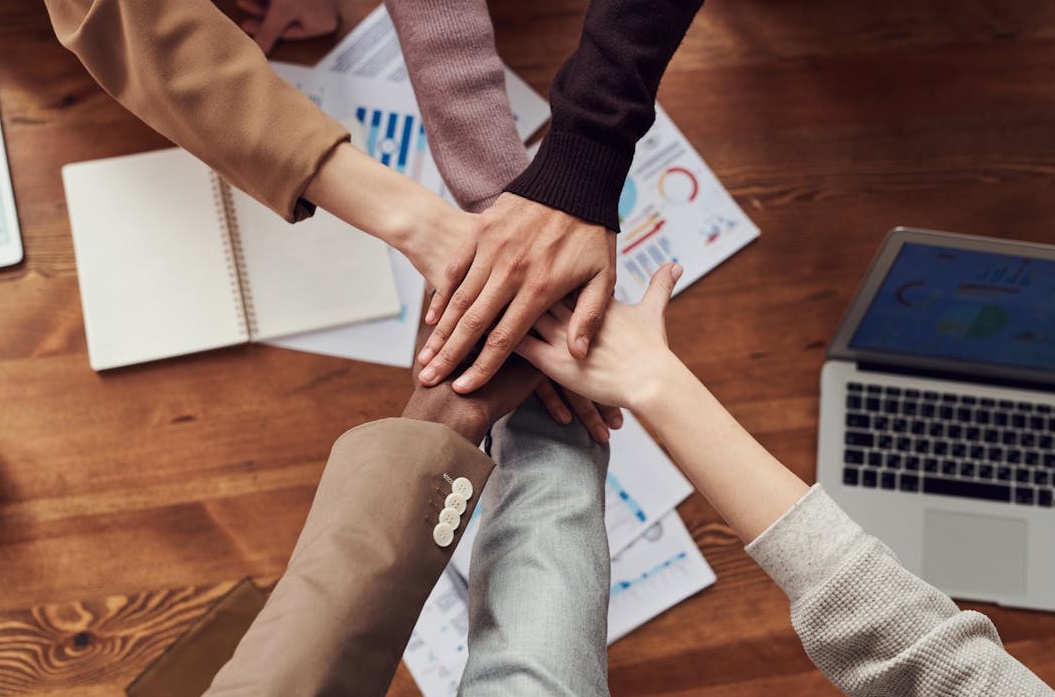 团队协作庆祝通过Facebook真人评论策略带来的营销成功