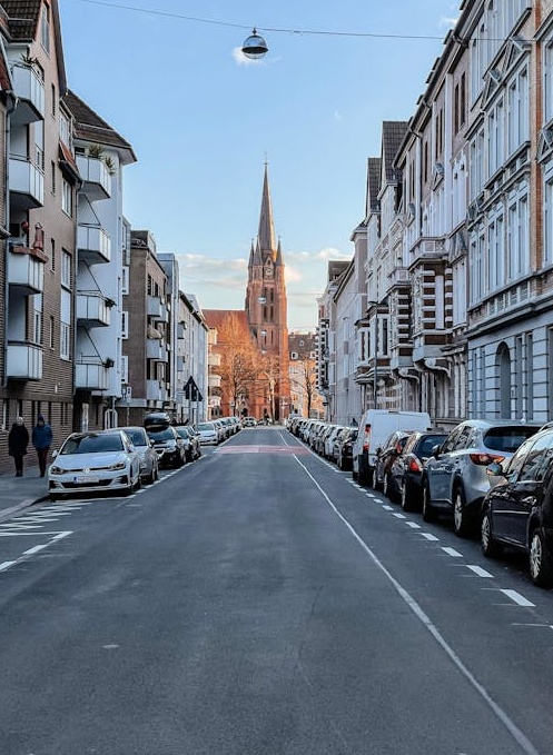 专业的视频拍摄现场，包括相机、灯光和麦克风