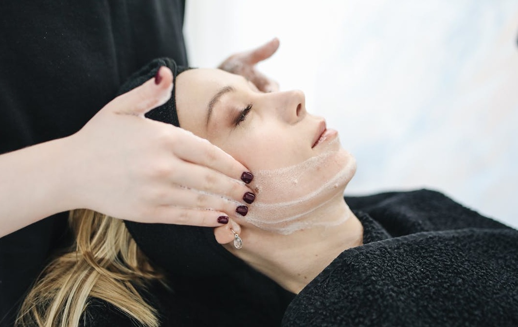 一位美妆博主正在镜头前录制化妆教程