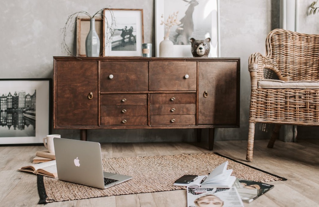 一名内容创作者在2025年分析Instagram数据，思考如何通过买浏览量提升曝光