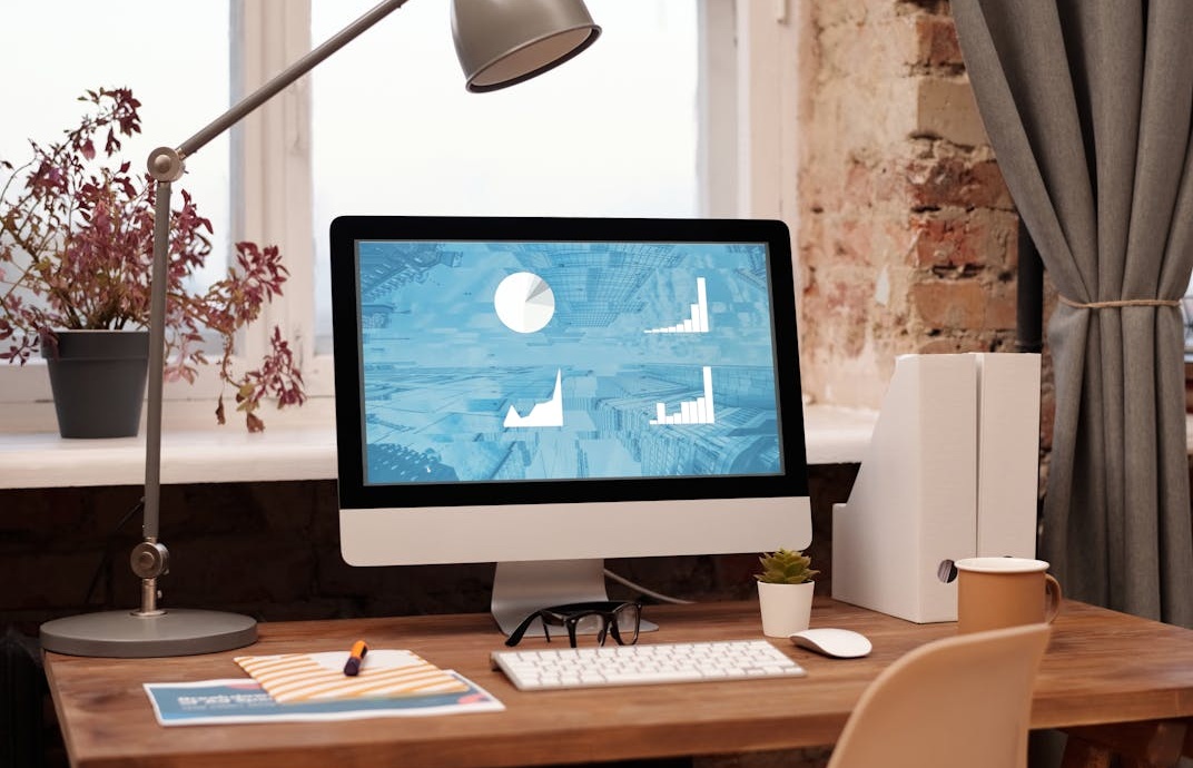 数据分析图表显示，通过策略性购买浏览量后，Instagram账户的互动率和自然流量呈现爆发式增长