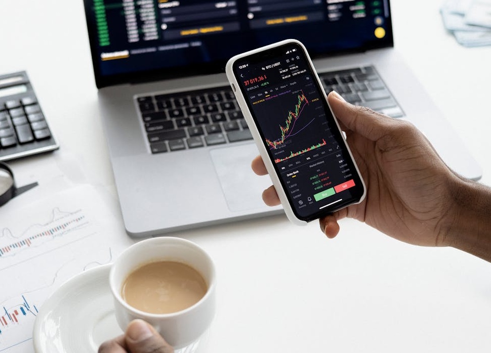 显示社交媒体分析数据和增长图表的仪表板