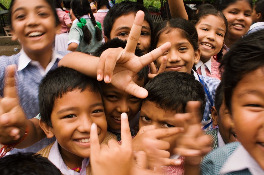 社交认同原理示意图，人群跟随一个领导者