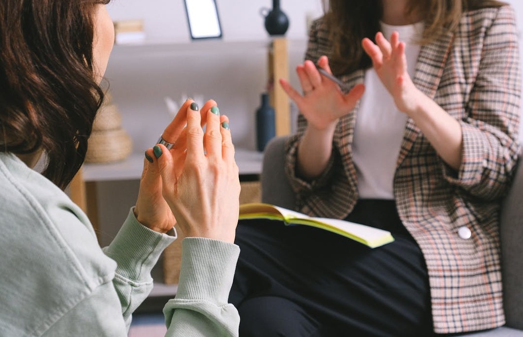 一个代表质量控制的图标,一个放大镜正在检查一个对勾符号,强调选择高质量粉丝的重要性