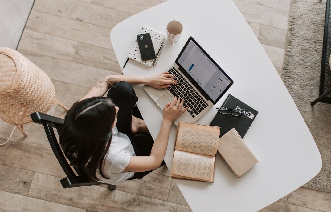 YouTube创作者在工作室分析数据