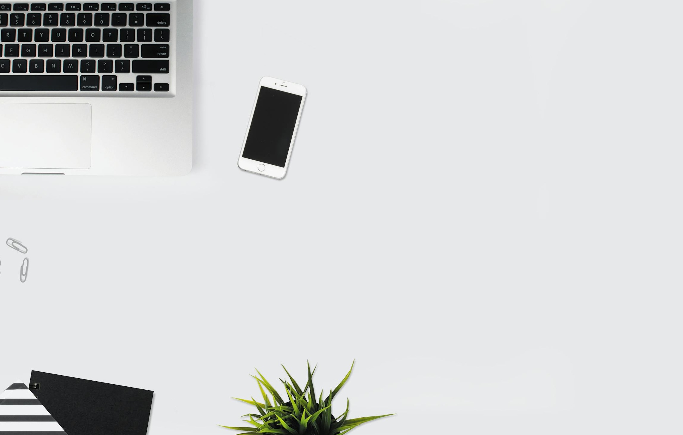 一个人在笔记本电脑前浏览Facebook内容，屏幕上显示着高流量数据