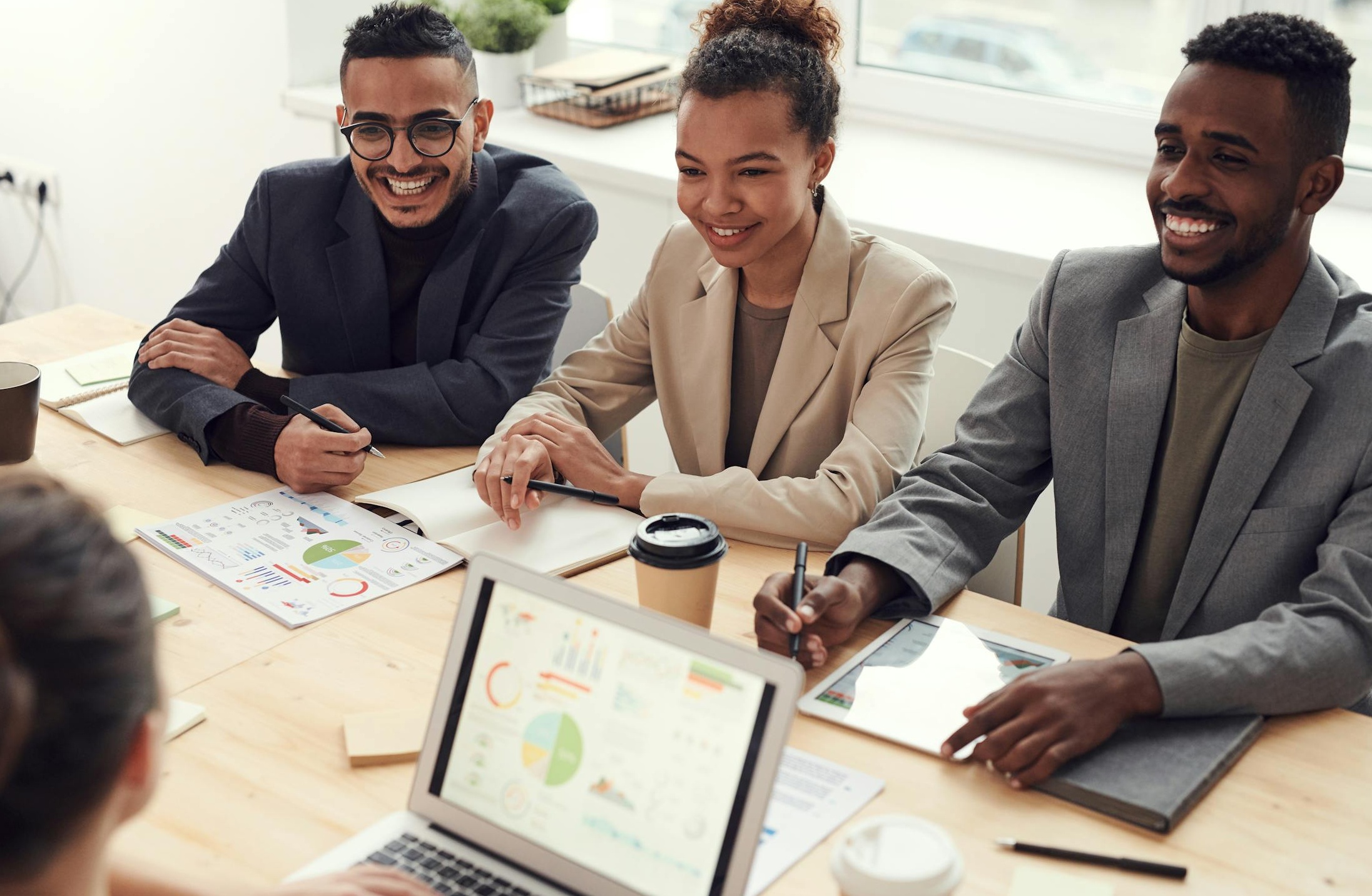 一个屏幕上显示着数据分析图表，另一块屏幕显示着社交媒体界面，象征着数据驱动的营销