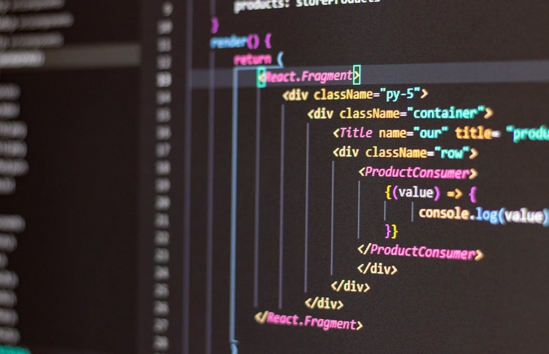 一名女性在精心设计和优化她的社交媒体主页