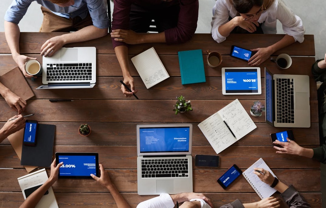 一个团队在会议室里分析数据图表和增长策略