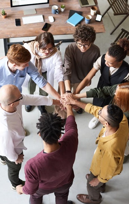 团队在规划社交媒体策略，强调安全购买脸书帖子点赞的重要性