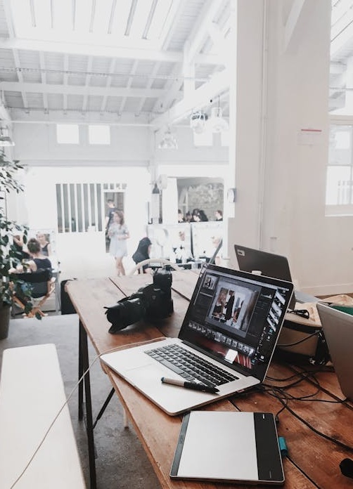 用户在手机上浏览一个拥有大量点赞的Facebook帖子，体现了社交证据的力量