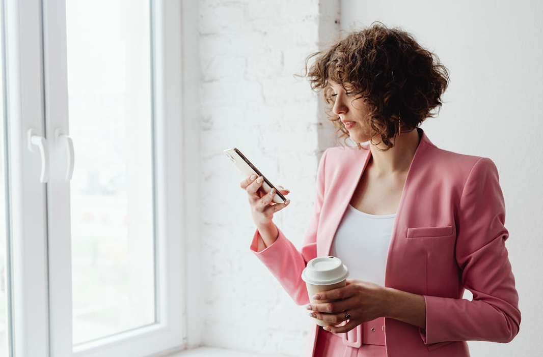 大量点赞按钮象征着强大的社会认同感
