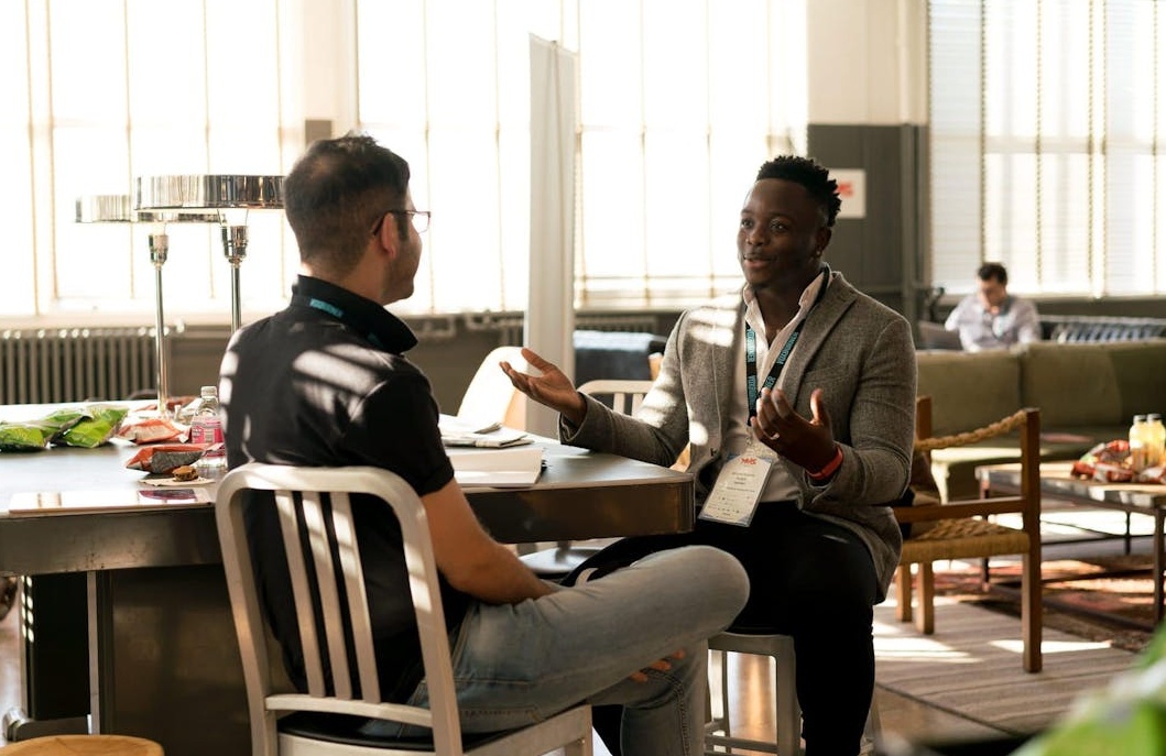 一位用户正在手机上浏览Instagram信息流，代表着帖子的曝光和用户互动。