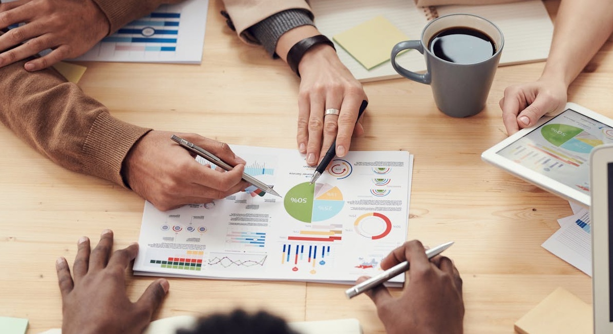 一个团队正在规划社交媒体增长策略，其中包括如何有效执行推特买粉