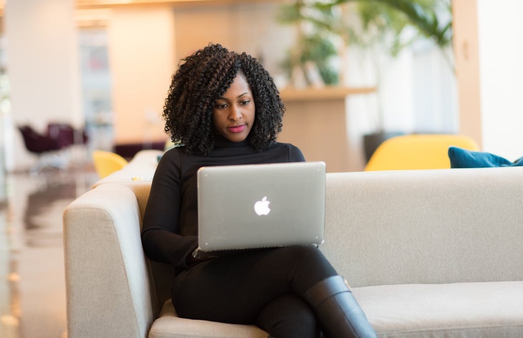 一个庞大的观众群体，象征着通过推特买粉建立的强大社交凭证