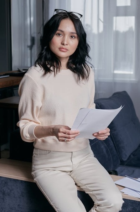 一部手机屏幕上显示着一个拥有大量点赞和评论的TikTok视频,直观展示了社交证明的力量