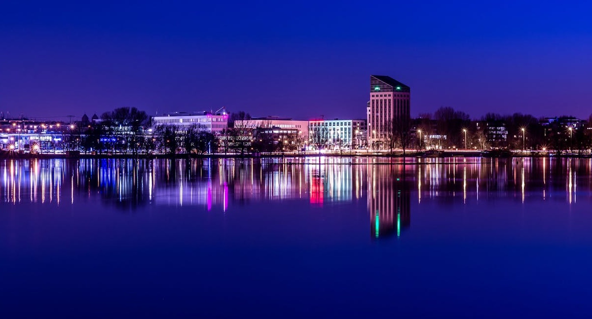 一位创作者正在手机上积极回复粉丝评论,体现了社区互动在TikTok运营中的核心地位