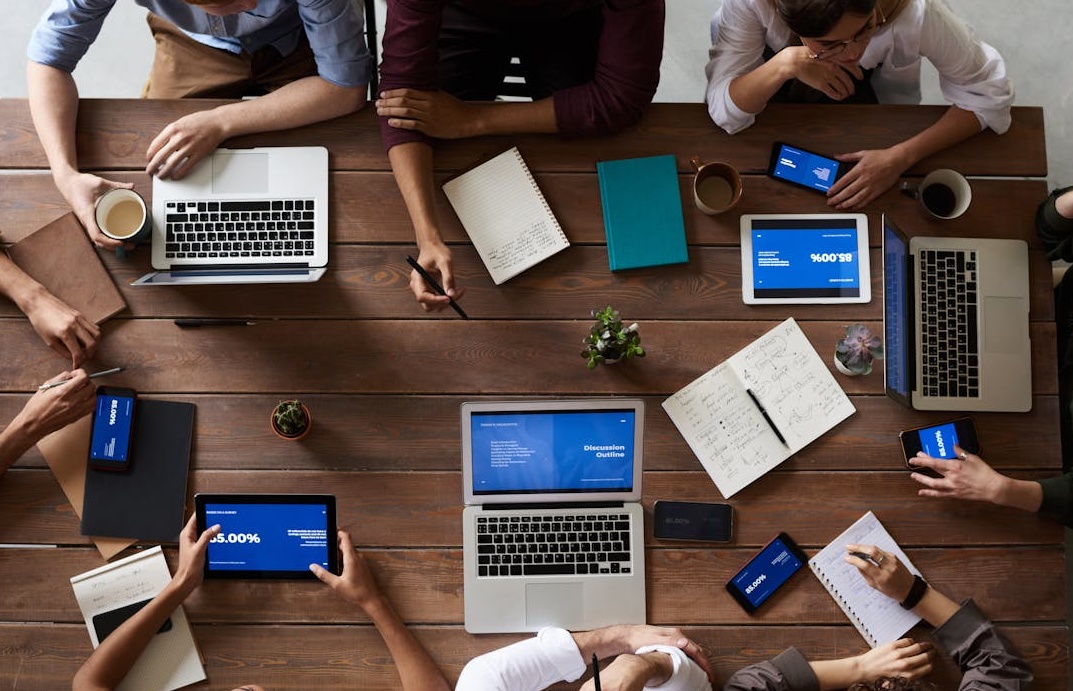 一个团队在电脑前协作,屏幕上显示着安全可靠的服务平台界面,象征着选择专业TK刷点赞服务的重要性