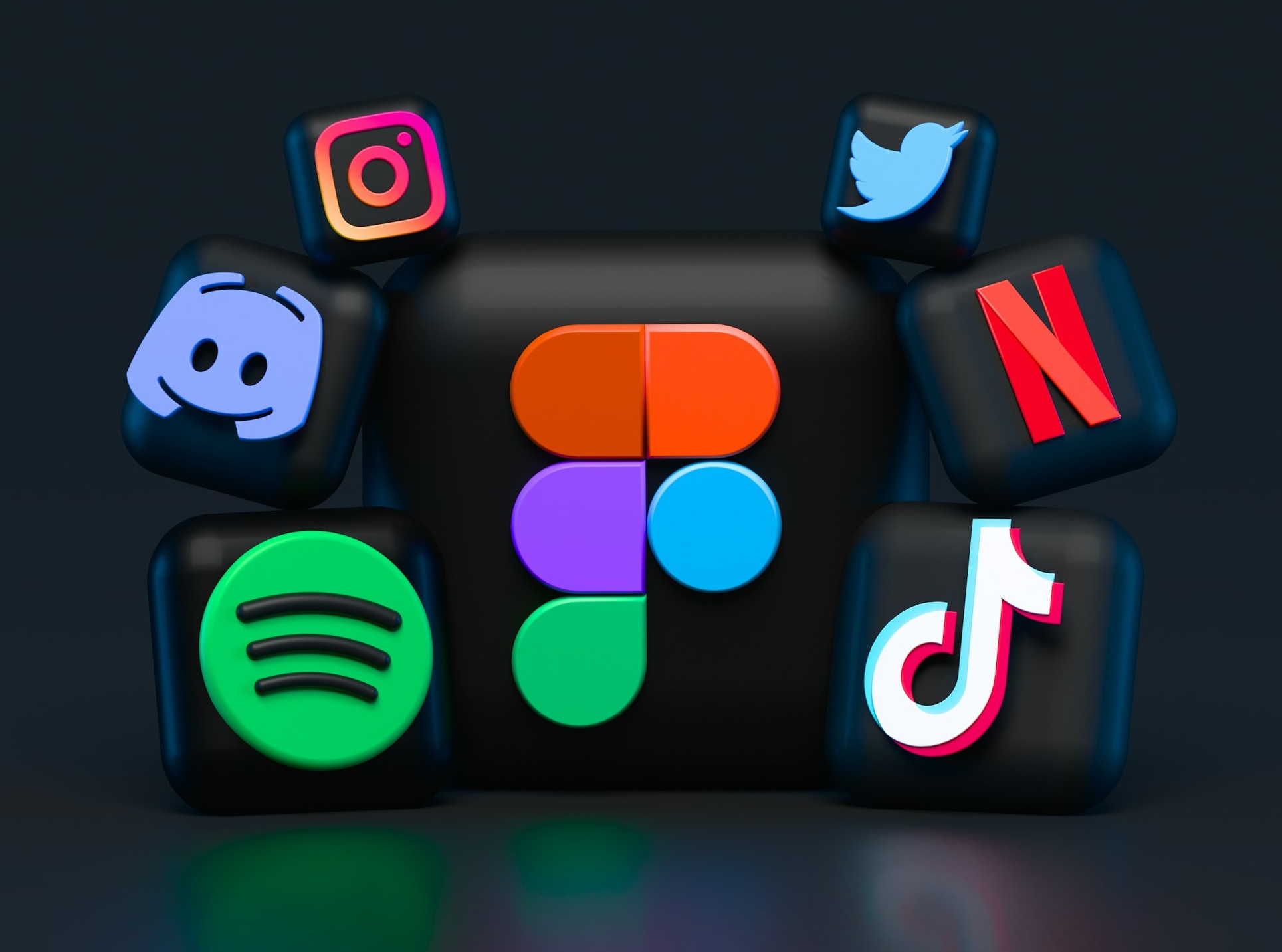 手机屏幕上展示的TikTok和其他社交媒体应用图标