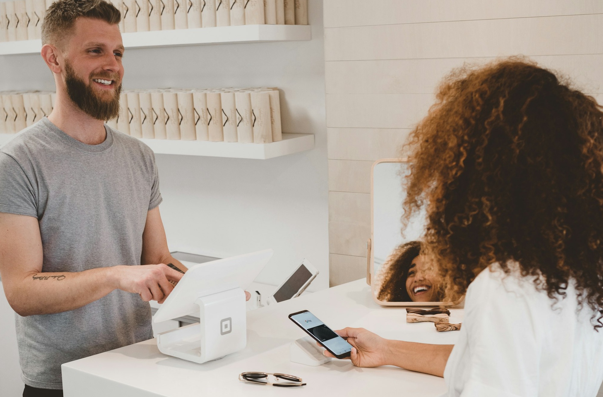 客户在平板电脑上勾选满意度调查表,表示服务优质