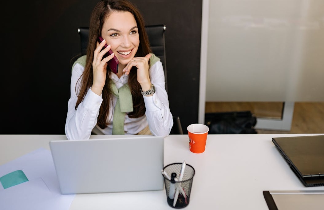 一位女性内容创作者正在用手机和三脚架拍摄视频