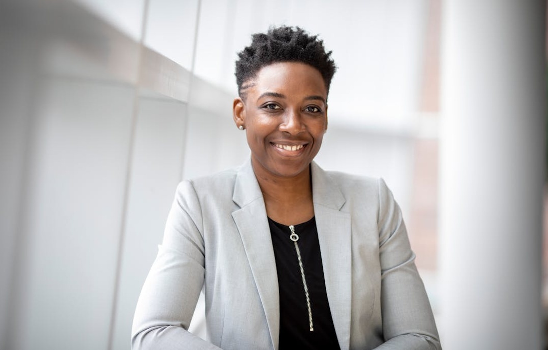 一群人积极讨论,象征社群互动和权威建立