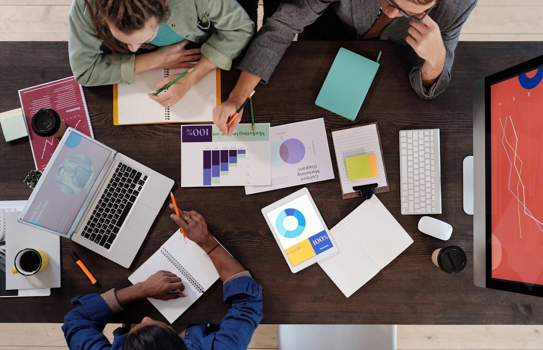 代表Facebook帖子互动与社交媒体增长的图表