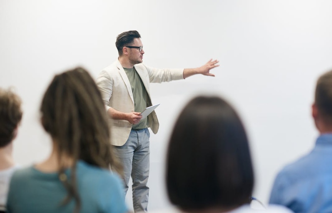 营销团队正在电脑上分析Facebook精准评论带来的效果