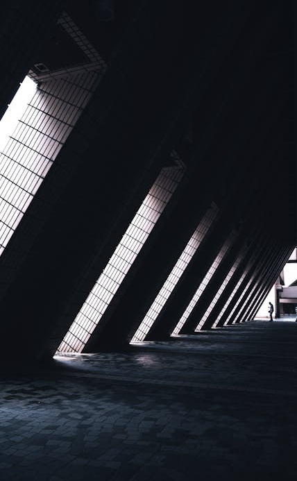 一部手机上显示着Instagram的评论互动，象征着积极的社区管理