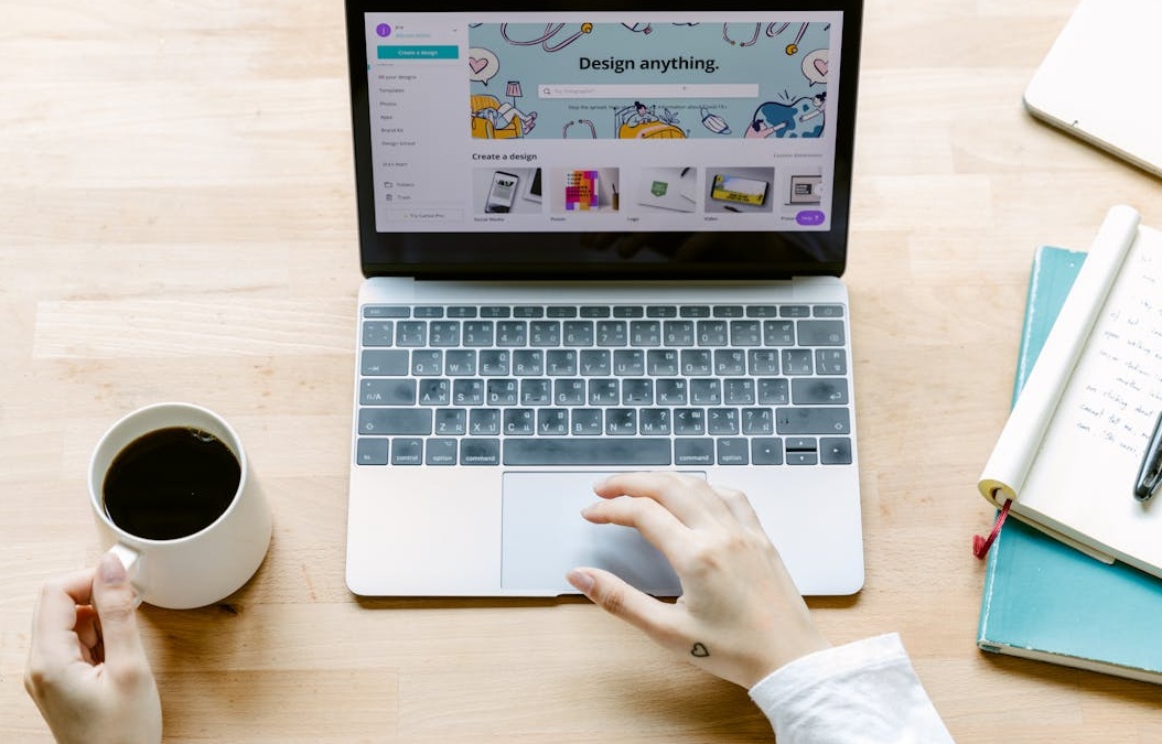 一位营销经理在电脑上查看自己成功增长的脸书主页