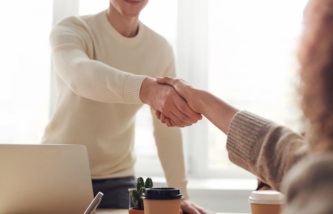 商业合作的象征，代表粉丝增长带来的商业机会