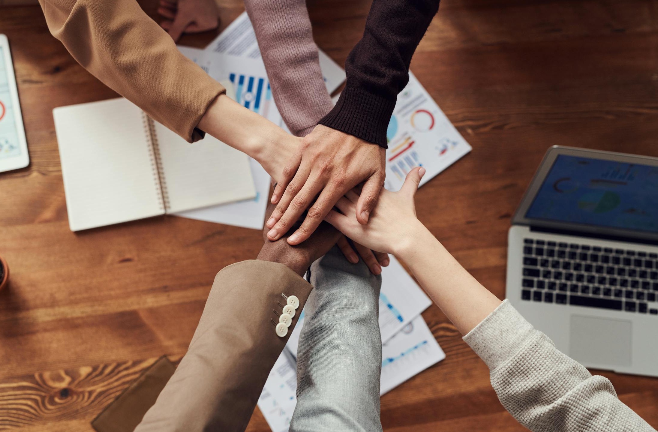 一群人在会议中互动交流,象征着YouTube视频评论所带来的社区建设、观点交流和社会认同。