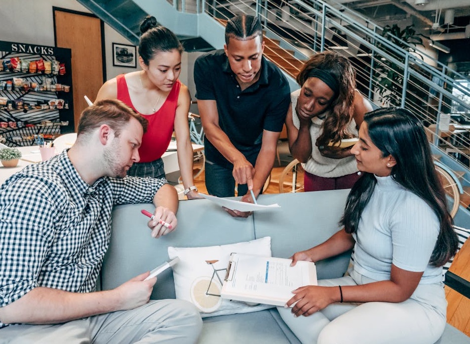 一群人正在互动，象征着Facebook社群