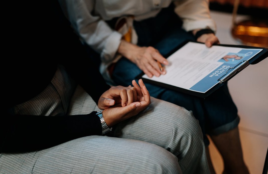 数据分析图表展示了TikTok算法如何通过参与度来推送流量