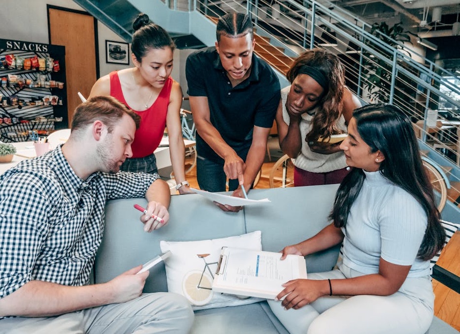 内容创作者在工作室专注于制作高质量TikTok视频